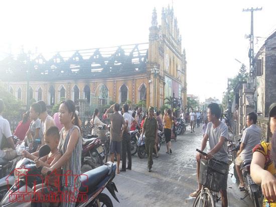 Nhà thờ trăm tuổi ở Nam Định bị thiêu rụi trong đêm